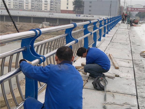 大兴安岭不锈钢桥梁护栏除锈维护的重要性及其方法